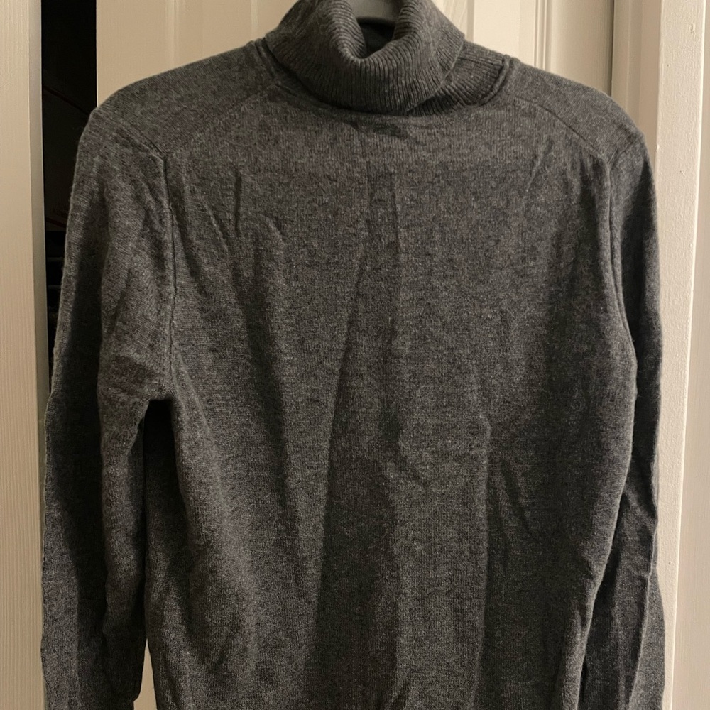 100% Cashmere
Care Instructions
Dry Clean Only
Origin:
Imported
Closure Type